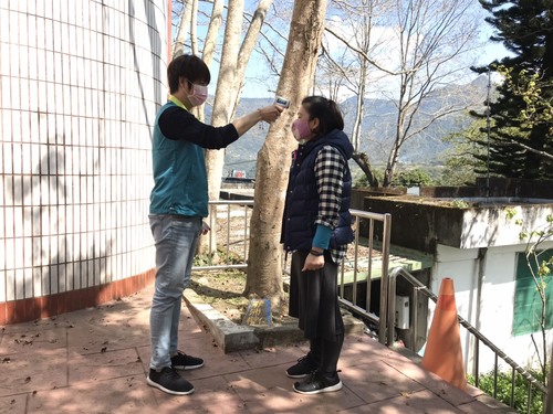 體溫測量站(2)：梅花廣場